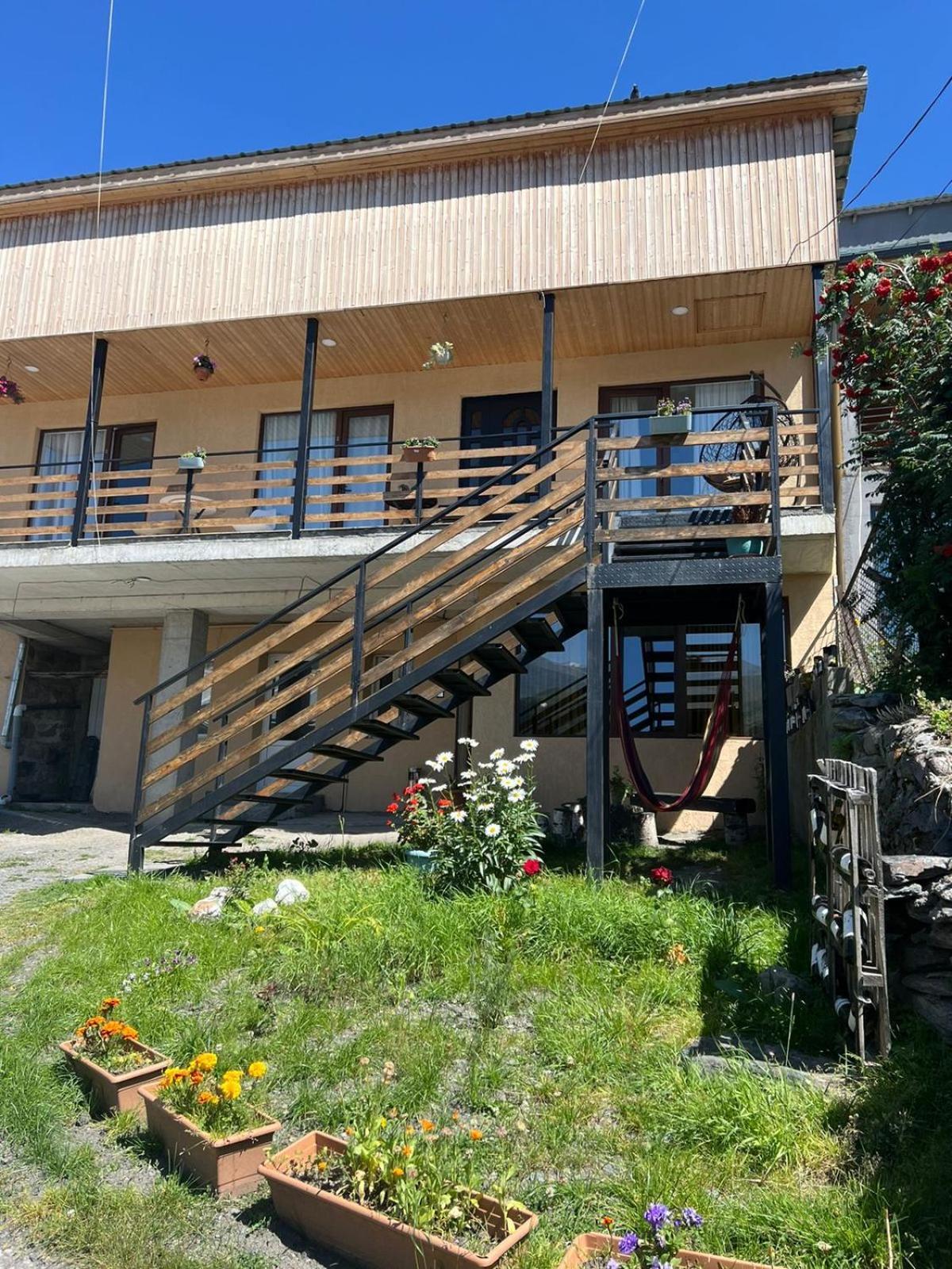 Guesthouse Relax In Kazbegi エクステリア 写真